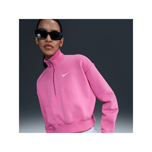 Damska bluza dresowa o skróconym kroju z zamkiem 1/4 Nike Sportswear Phoenix Fleece - Różowy ze sklepu Nike poland w kategorii Bluzy damskie - zdjęcie 184264870
