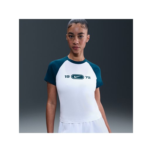 Damski T-shirt z grafiką o dopasowanym kroju Nike Sportswear Chill Knit - Biel ze sklepu Nike poland w kategorii Bluzki damskie - zdjęcie 184264910