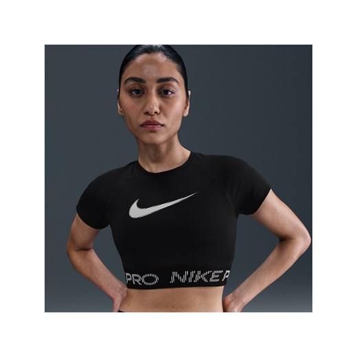 Damska koszulka o skróconym kroju z krótkim rękawem i grafiką Dri-FIT Nike Pro - Czerń ze sklepu Nike poland w kategorii Bluzki damskie - zdjęcie 184265132