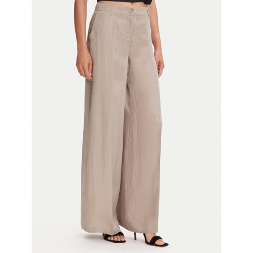 Guess Spodnie materiałowe W5YB02 WH5N2 Beżowy Regular Fit ze sklepu MODIVO w kategorii Spodnie damskie - zdjęcie 184269440