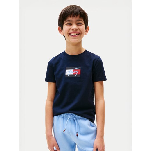 Tommy Hilfiger T-Shirt Script Flag KB0KB09725 Granatowy Regular Fit ze sklepu MODIVO w kategorii T-shirty chłopięce - zdjęcie 184282611