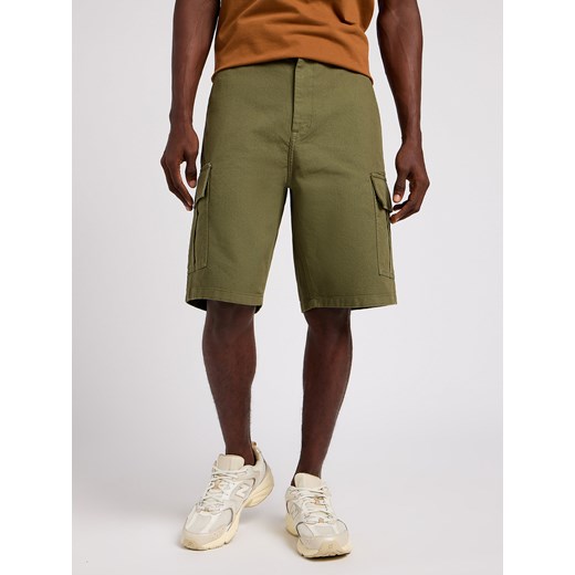 LEE MĘSKIE SZORTY MATERIAŁOWE LEE CARGO SHORT OLIVE GREEN 112349193 ze sklepu YouNeedit.pl w kategorii Spodenki męskie - zdjęcie 184283580