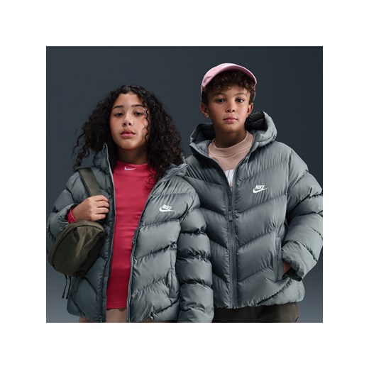 Kurtka puchowa o luźnym kroju dla dużych dzieci Therma-Fit Nike Sportswear All Day Play - Szary ze sklepu Nike poland w kategorii Kurtki męskie - zdjęcie 184284123