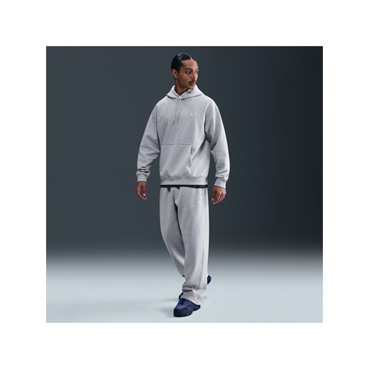 Męskie spodnie z dzianiny z luźnymi nogawkami Nike Solo Swoosh - Szary ze sklepu Nike poland w kategorii Spodnie męskie - zdjęcie 184284221