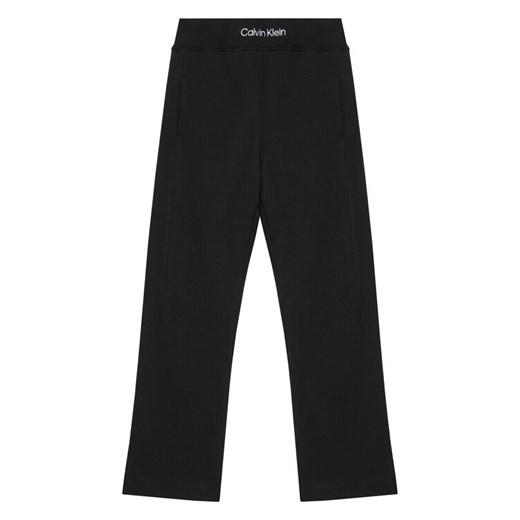 Calvin Klein Jeans Spodnie dresowe IB0IB02538 D Czarny Regular Fit ze sklepu MODIVO w kategorii Spodnie chłopięce - zdjęcie 184286520