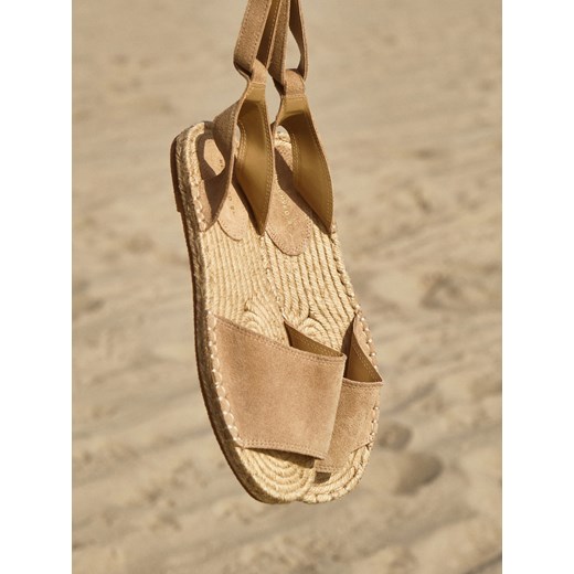 Reserved - Zamszowe sandały - beżowy ze sklepu Reserved w kategorii Espadryle damskie - zdjęcie 184289464