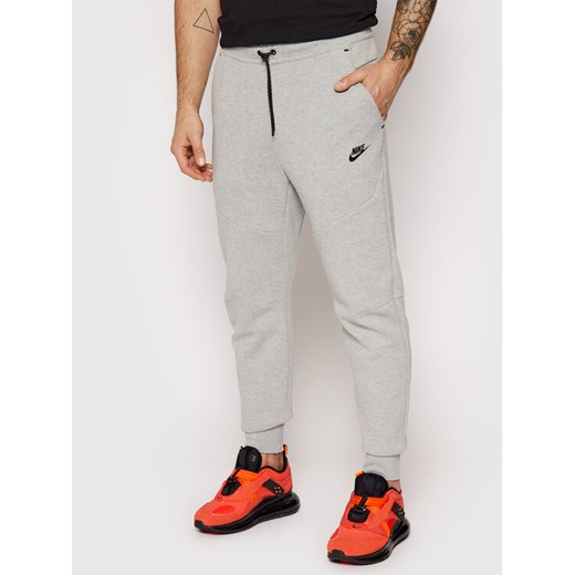 Nike Spodnie dresowe Nsw Tech Fleece CU4495 Szary Slim Fit ze sklepu MODIVO w kategorii Spodnie męskie - zdjęcie 184290554