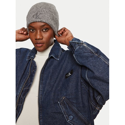 Calvin Klein Czapka Thick Embroidery K60K612321 Szary ze sklepu MODIVO w kategorii Czapki zimowe damskie - zdjęcie 184290570