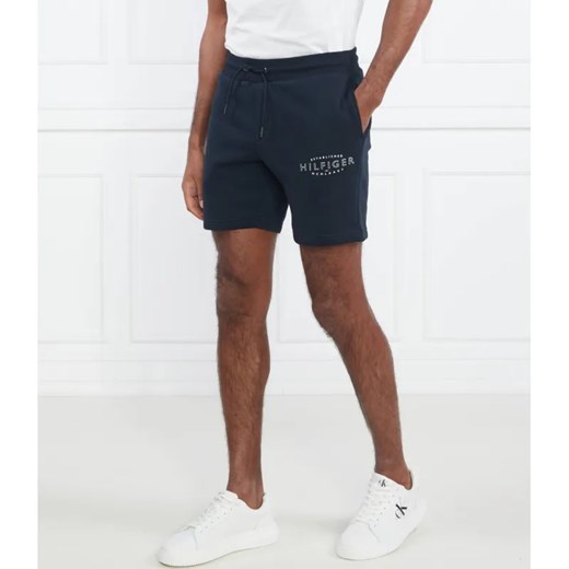 Tommy Hilfiger Szorty HILFIGER CURVE LOGO SWEATSHORT | Regular Fit ze sklepu Gomez Fashion Store w kategorii Spodenki męskie - zdjęcie 184347344