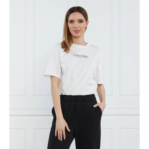 Calvin Klein T-shirt COORDINATES LOGO GRAPHIC T-SHIRT | Regular Fit ze sklepu Gomez Fashion Store w kategorii Bluzki damskie - zdjęcie 184356052