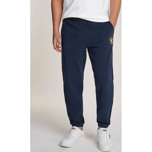 Tommy Jeans Spodnie dresowe Crest | Regular Fit ze sklepu Gomez Fashion Store w kategorii Spodnie męskie - zdjęcie 184511451