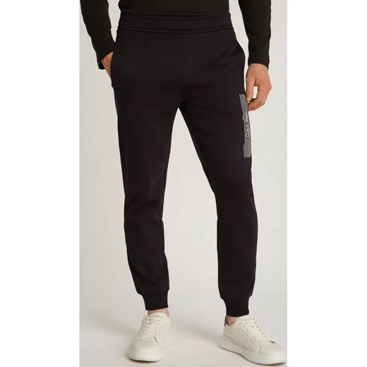 Calvin Klein Spodnie dresowe HORIZONTAL | Regular Fit ze sklepu Gomez Fashion Store w kategorii Spodnie męskie - zdjęcie 184512670