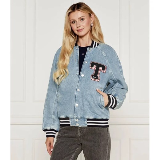 Tommy Jeans Jeansowa kurtka bomber LETTERMAN | Oversize fit ze sklepu Gomez Fashion Store w kategorii Kurtki damskie - zdjęcie 184513330
