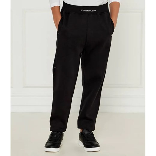 Calvin Klein Jeans Spodnie dresowe | Regular Fit ze sklepu Gomez Fashion Store w kategorii Spodnie chłopięce - zdjęcie 184513374