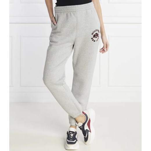 Tommy Hilfiger Spodnie dresowe VARSITY FLOCK | Relaxed fit ze sklepu Gomez Fashion Store w kategorii Spodnie damskie - zdjęcie 184516141