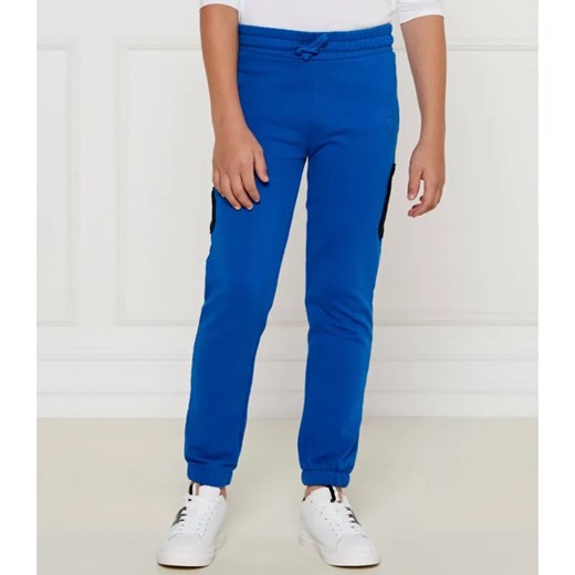Guess Spodnie dresowe | Regular Fit ze sklepu Gomez Fashion Store w kategorii Spodnie chłopięce - zdjęcie 184516612