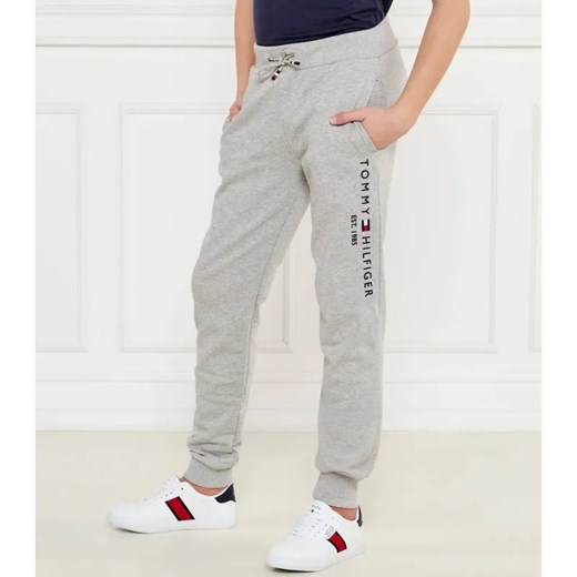Tommy Hilfiger Spodnie dresowe | Regular Fit ze sklepu Gomez Fashion Store w kategorii Spodnie chłopięce - zdjęcie 184517840