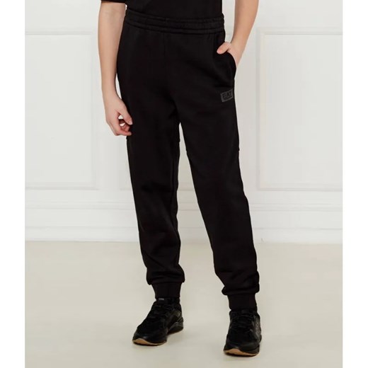 EA7 Spodnie dresowe | Regular Fit ze sklepu Gomez Fashion Store w kategorii Spodnie chłopięce - zdjęcie 184518353