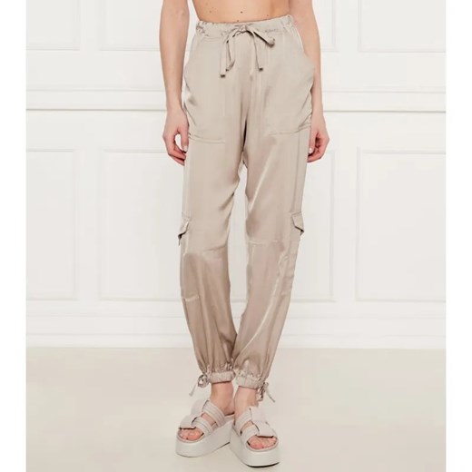 AKEP Satynowe spodnie cargo | Regular Fit ze sklepu Gomez Fashion Store w kategorii Spodnie damskie - zdjęcie 184518672