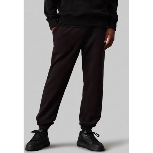 Calvin Klein Jeans Spodnie dresowe CHENILLE | Regular Fit ze sklepu Gomez Fashion Store w kategorii Spodnie męskie - zdjęcie 184518720
