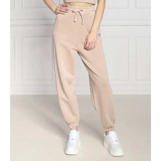 Tommy Jeans Spodnie dresowe TIMELESS 1 WASHED | Relaxed fit ze sklepu Gomez Fashion Store w kategorii Spodnie damskie - zdjęcie 184519082