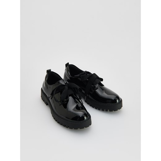 Reserved - Lakierowane loafersy - czarny ze sklepu Reserved w kategorii Półbuty dziecięce - zdjęcie 184535574