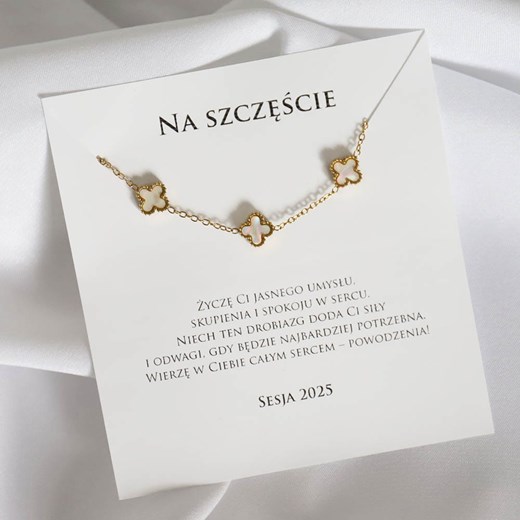 Prezent na Sesje bransoletka z dedykacją na szczęście delikatna kremowo-perłowa mini koniczynka ze sklepu otien.com w kategorii Bransoletki - zdjęcie 184550492