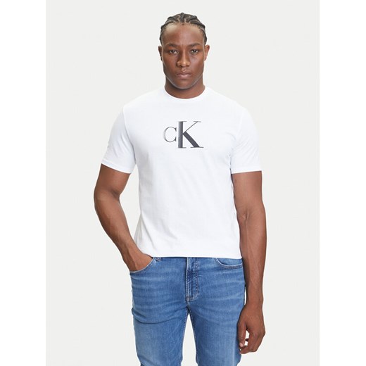 Calvin Klein Jeans T-Shirt Center Monogram LV04RC857G Biały Regular Fit ze sklepu MODIVO w kategorii T-shirty męskie - zdjęcie 184562181
