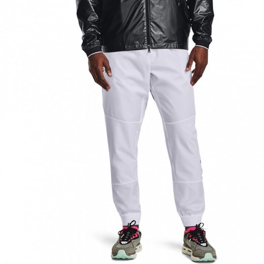 Męskie spodnie treningowe UNDER ARMOUR Recover Legacy Pant - białe ze sklepu Sportstylestory.com w kategorii Spodnie męskie - zdjęcie 184563894