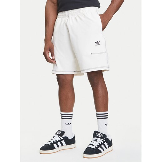 adidas Szorty sportowe Trefoil Essentials KA8541 Écru Loose Fit ze sklepu MODIVO w kategorii Spodenki męskie - zdjęcie 184565152