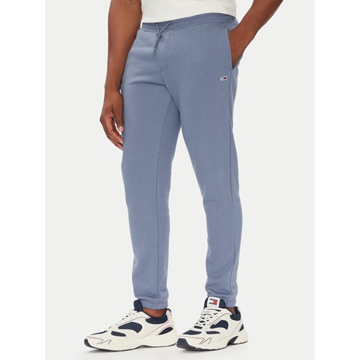 Tommy Jeans Spodnie dresowe Flag DM0DM20473 Niebieski Slim Fit ze sklepu MODIVO w kategorii Spodnie męskie - zdjęcie 184567921