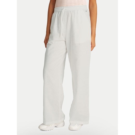 Tommy Jeans Spodnie materiałowe DW0DW20352 Écru Regular Fit ze sklepu MODIVO w kategorii Spodnie damskie - zdjęcie 184580101