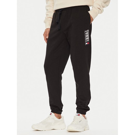 Tommy Jeans Spodnie dresowe Dna Graphic DM0DM22145 Czarny Slim Fit ze sklepu MODIVO w kategorii Spodnie męskie - zdjęcie 184608341