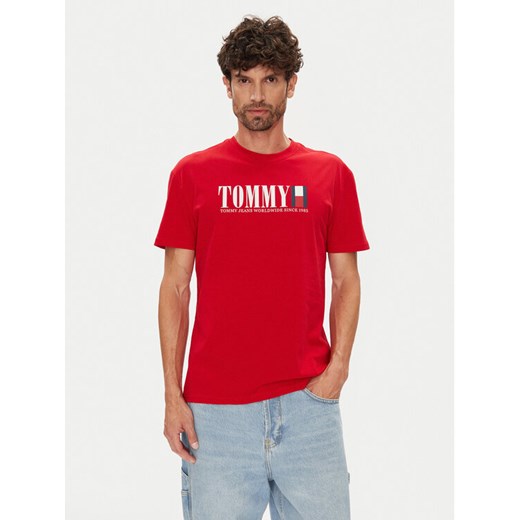 Tommy Jeans T-Shirt Dna Flag DM0DM21941 Czerwony Regular Fit ze sklepu MODIVO w kategorii T-shirty męskie - zdjęcie 184608371