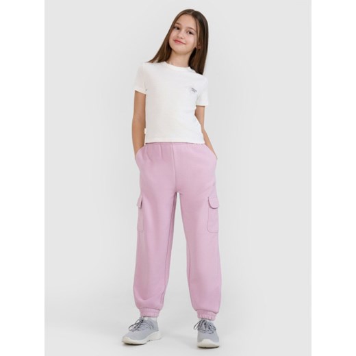 Dziewczęce spodnie dresowe joggery 4F 4FJWSS25TTROF1135 - różowe ze sklepu Sportstylestory.com w kategorii Spodnie dziewczęce - zdjęcie 184610994