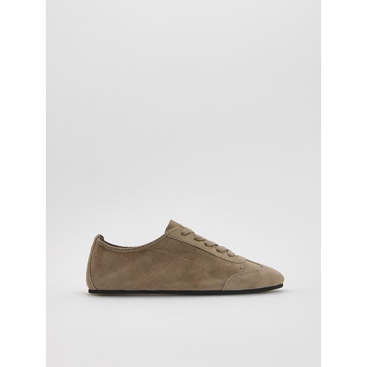 Reserved - Zamszowe sneakersy - beżowy ze sklepu Reserved w kategorii Buty sportowe damskie - zdjęcie 184619332