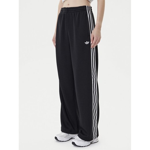 adidas Spodnie dresowe adicolor Firebird JV7525 Czarny Regular Fit ze sklepu MODIVO w kategorii Spodnie damskie - zdjęcie 184623563