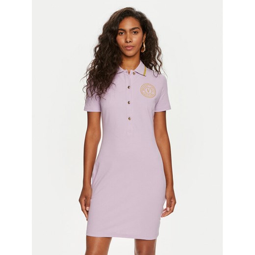 Versace Jeans Couture Sukienka codzienna 76HAOT03 Fioletowy Regular Fit ze sklepu MODIVO w kategorii Sukienki - zdjęcie 184623613