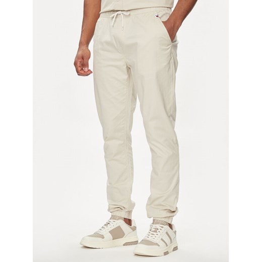 Tommy Jeans Joggery Austin DM0DM19457 Beżowy Regular Fit ze sklepu MODIVO w kategorii Spodnie męskie - zdjęcie 184623624