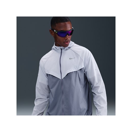 Damska kurtka do biegania z ochroną przed promieniowaniem UV Repel Nike Stride - Szary ze sklepu Nike poland w kategorii Kurtki męskie - zdjęcie 184631222