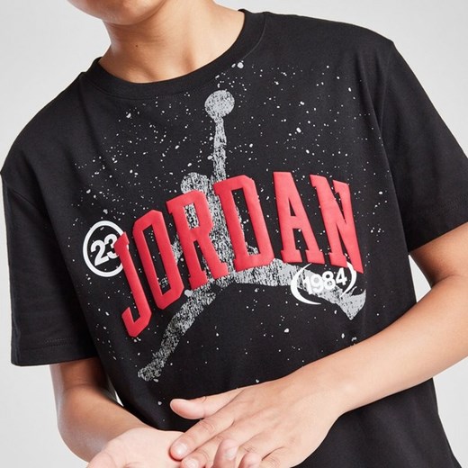 JORDAN T-SHIRT 1984 JM TEE BLK/RED ze sklepu JD Sports  w kategorii T-shirty chłopięce - zdjęcie 184635702