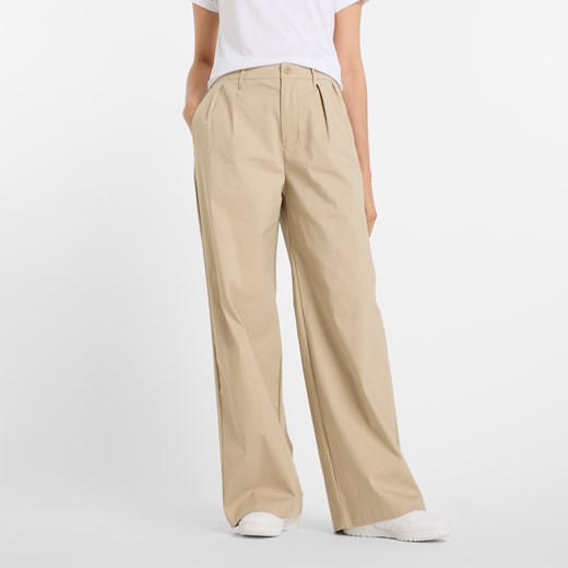 Spodnie damskie New Balance WP51538SOT – beżowe ze sklepu New Balance Poland w kategorii Spodnie damskie - zdjęcie 184636721