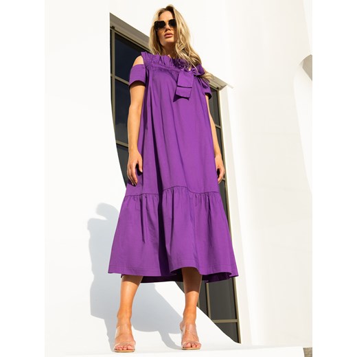 Fioletowa sukienka midi z falbanką i odkrytymi ramionami EyeForFashion ze sklepu Eye For Fashion w kategorii Sukienki - zdjęcie 184646660