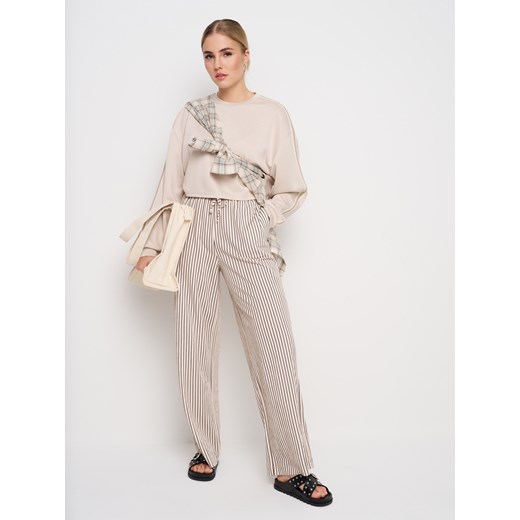 Sinsay - Bluza z dekoracyjnymi lampasami soft touch - beżowy Sinsay XS Sinsay