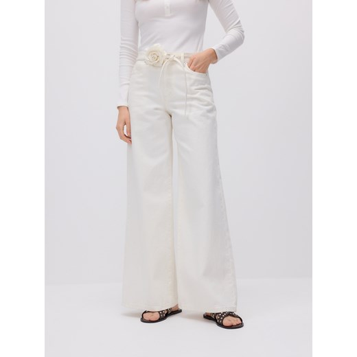 Reserved - Jeansy wide leg z ozdobną różą - złamana biel ze sklepu Reserved w kategorii Jeansy damskie - zdjęcie 184662333