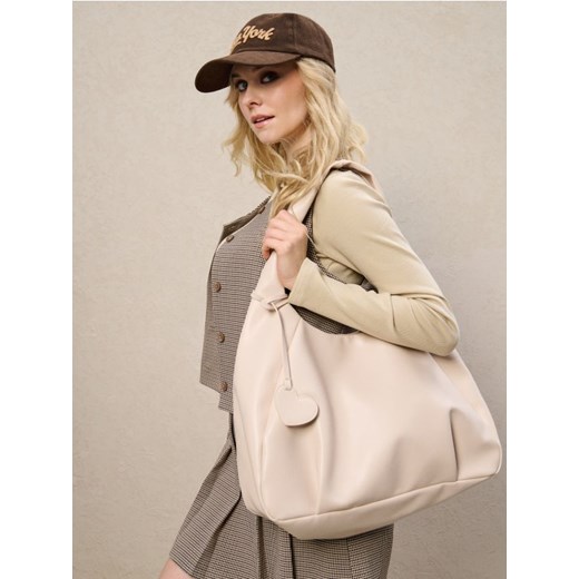 Sinsay - Torebka hobo w minimalistycznym stylu - kremowy ze sklepu Sinsay w kategorii Torebki hobo - zdjęcie 184662793