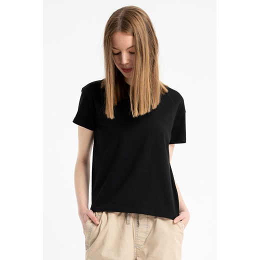 Czarny t-shirt z minimalistyczną naszywką z przodu, kolor - czarny, rozmiar - 140 ze sklepu REPORTER w kategorii Bluzki dziewczęce - zdjęcie 184668721