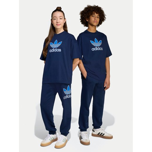 adidas Spodnie dresowe Big Logo Execution JV8577 Granatowy Loose Fit ze sklepu MODIVO w kategorii Spodnie chłopięce - zdjęcie 184670291