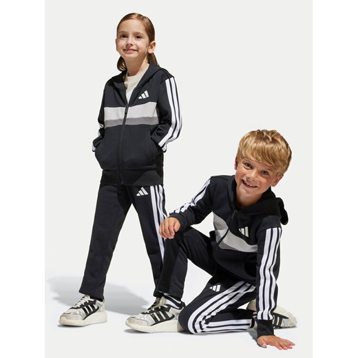 adidas Dres Seasonal Essentials Tiberio 3-Stripes JY0520 Czarny Regular Fit ze sklepu MODIVO w kategorii Dresy chłopięce - zdjęcie 184670352