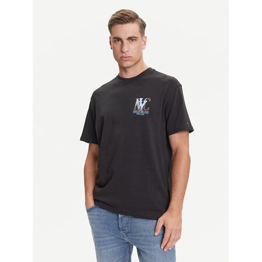 Tommy Jeans T-Shirt Novelty DM0DM21831 Szary Relaxed Fit ze sklepu MODIVO w kategorii T-shirty męskie - zdjęcie 184672703